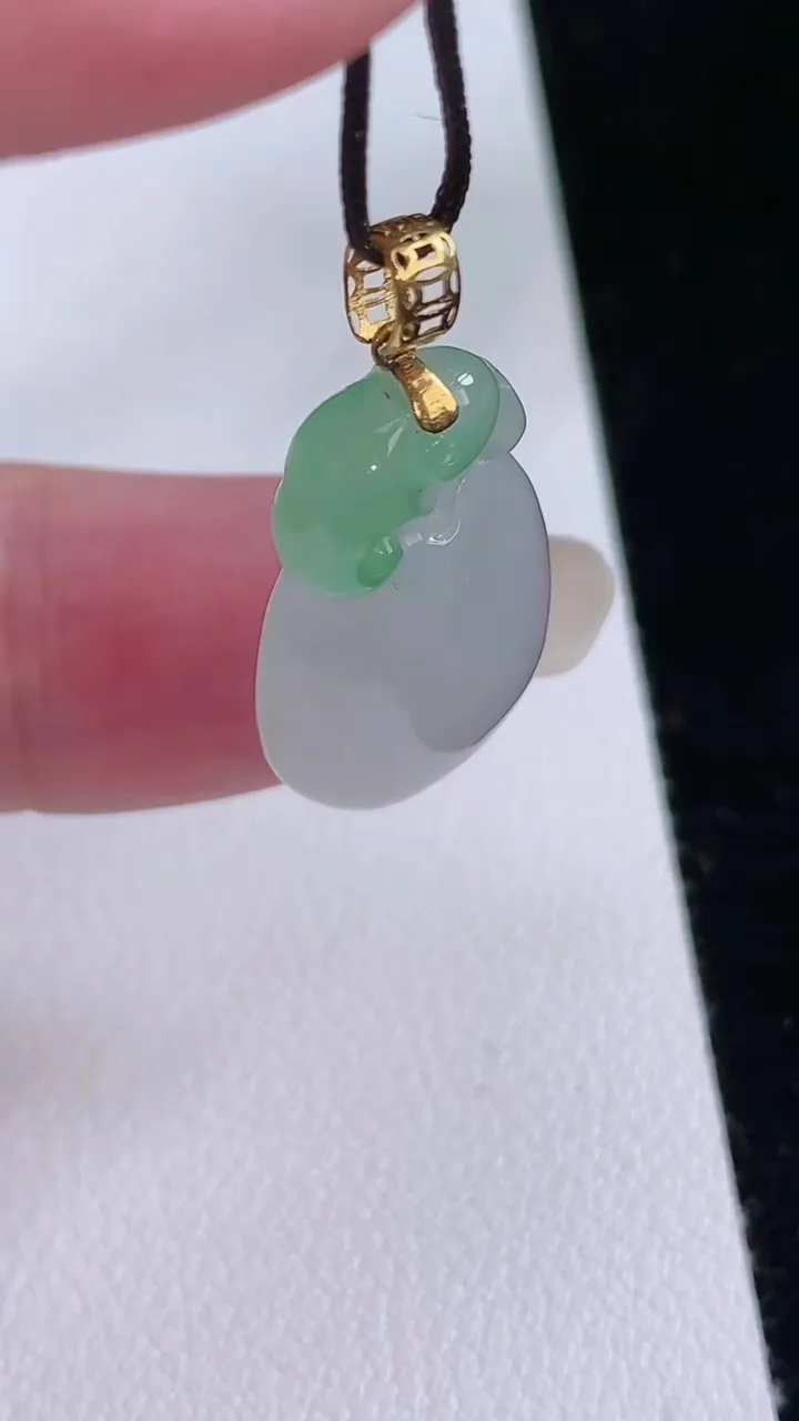 天然A货翡翠寿桃吊坠，尺寸24.3-13.5-5.6，重量:3.46g
8月24日