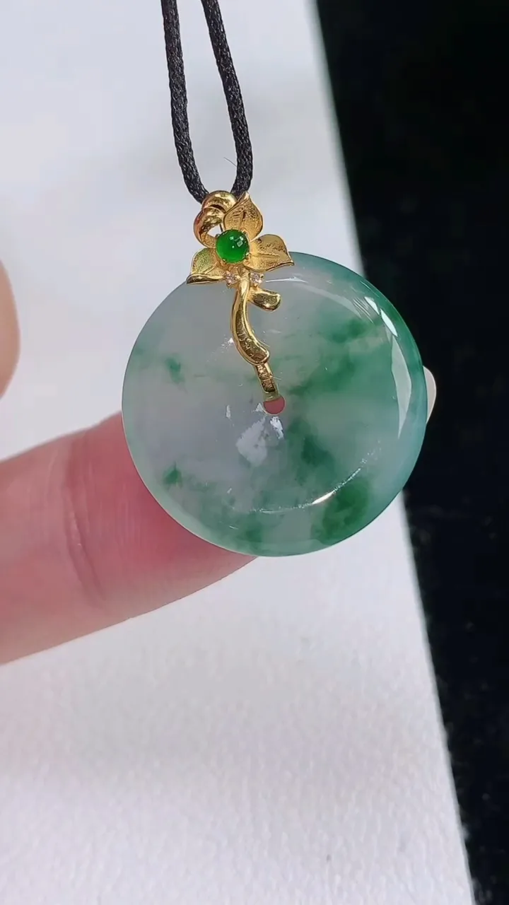 天然A货翡翠种飘花平安扣吊坠，尺寸19.7-3.8，重量:3.38g
8月24日
