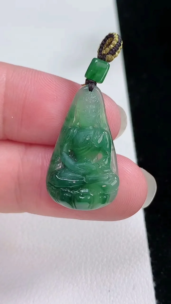 天然A货翡翠大日如来吊坠，尺寸25.8-15-4.3，重量:2.94g
8月24日