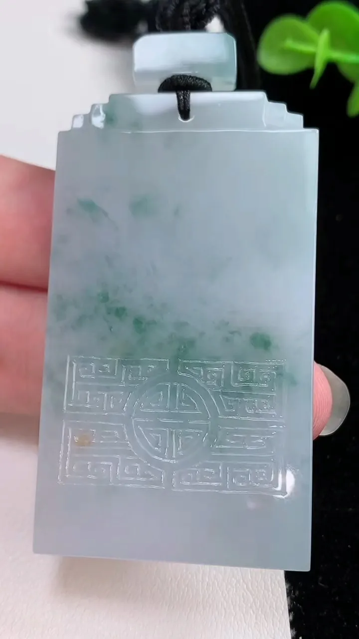 天然A货翡翠飘花仿古无事牌吊坠，尺寸59-34-5.7，重量:45.14g
8月24日