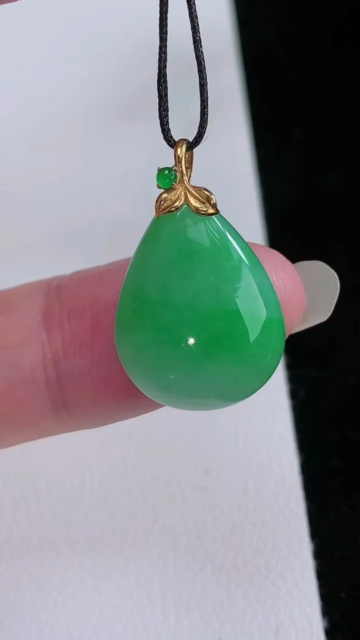 天然A货翡翠水滴吊坠，尺寸18.6-14.5-5.4，重量:2.74g
8月24日