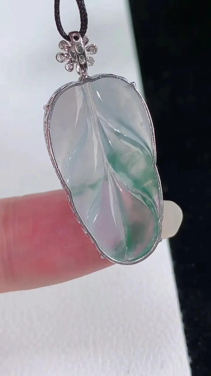 天然A货翡翠种飘花金枝玉叶 叶子吊坠，尺寸33.4-27-15-4.5，重量:2.54g
8月24日