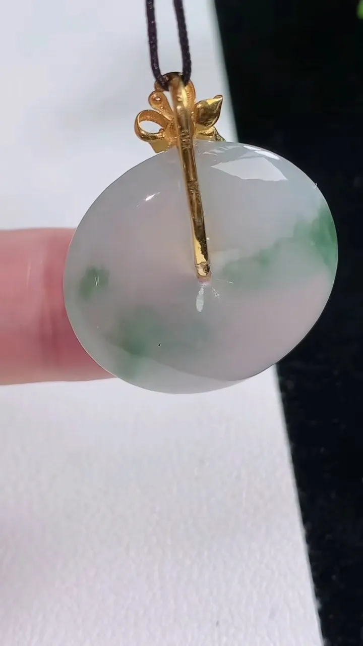 天然A货翡翠平安扣吊坠，尺寸24.8-4.5，重量:6.00g
8月24日