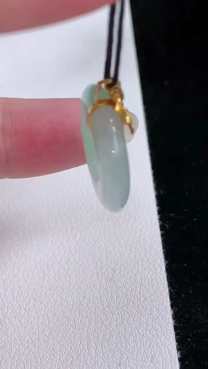 天然A货翡翠平安环吊坠，尺寸21.6-4.4，重量:4.33g
8月24日