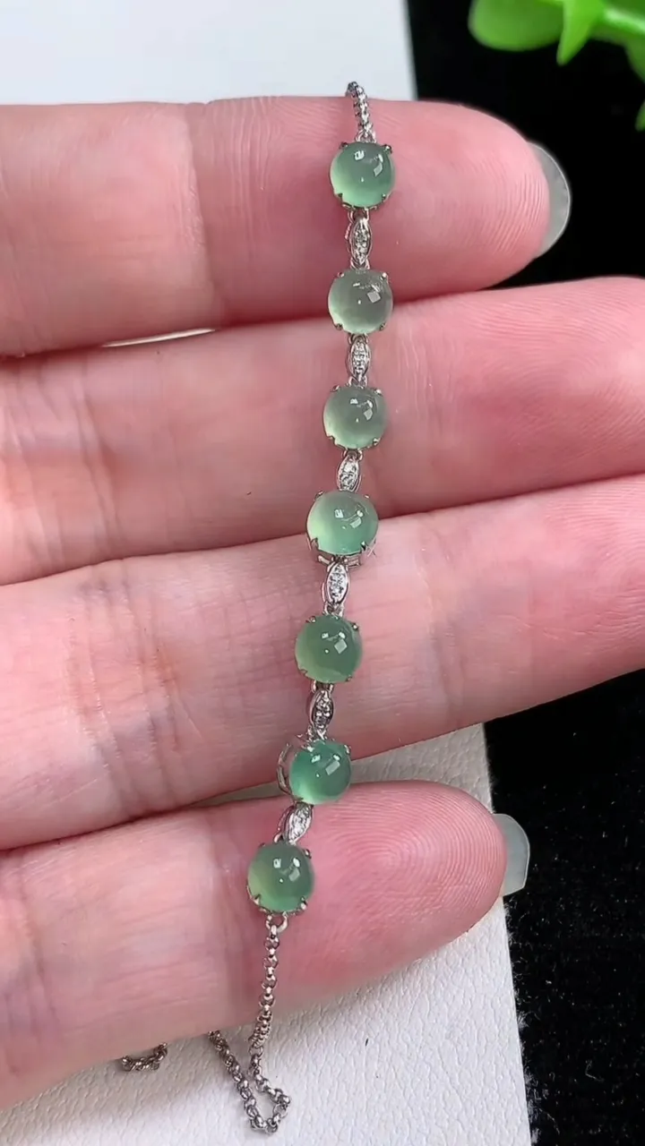 天然A货翡翠蛋面手链，尺寸4.3-4，重量:2.25g
8月24日