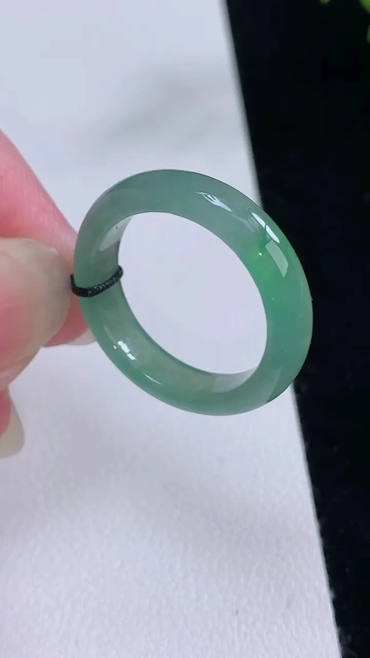 天然A货翡翠戒指指环，尺寸19.4-4.8-3，重量:3.40g2025年8月24日
工厂直销收藏佳