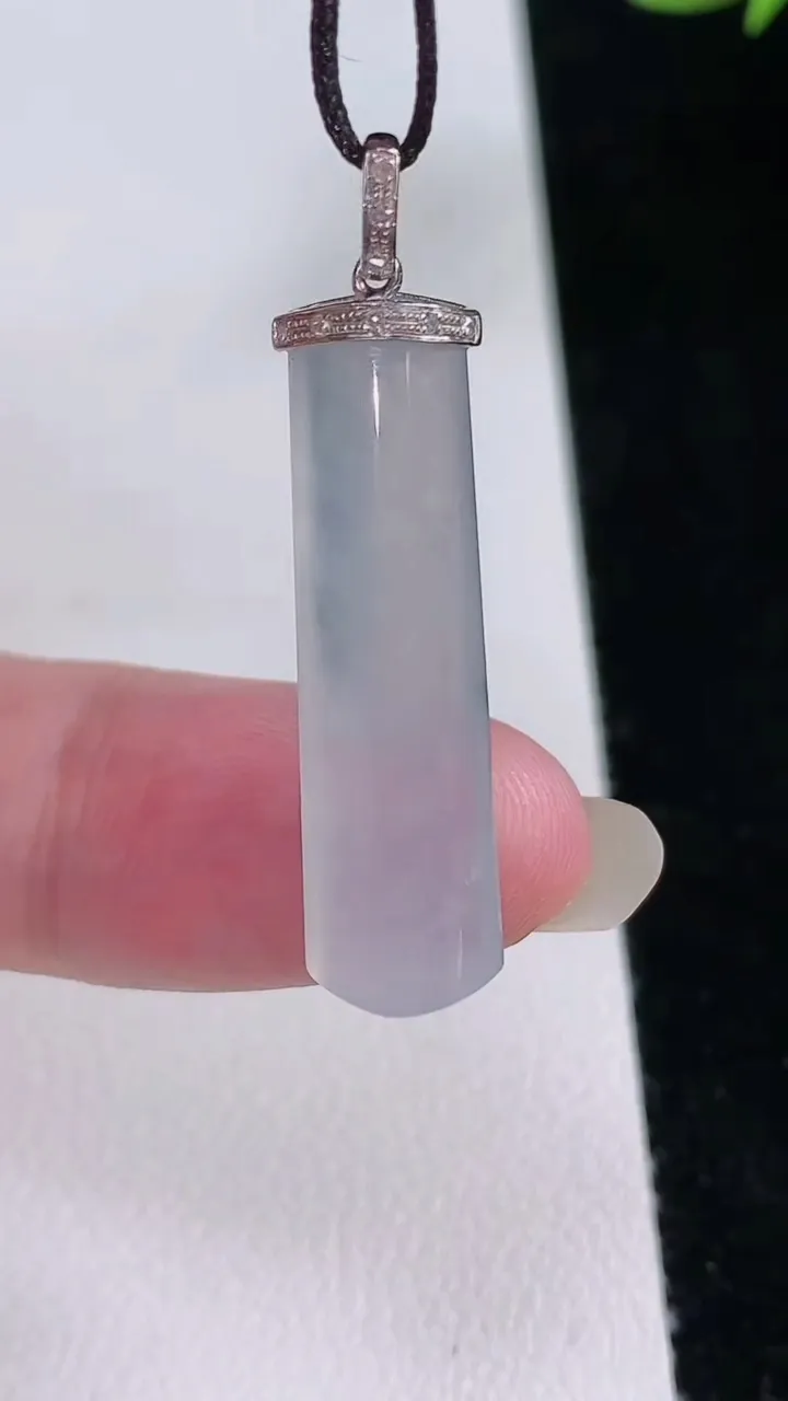 天然A货翡翠种飘花平安柱吊坠，尺寸29-8.3-4.4，重量:2.76g
8月24日