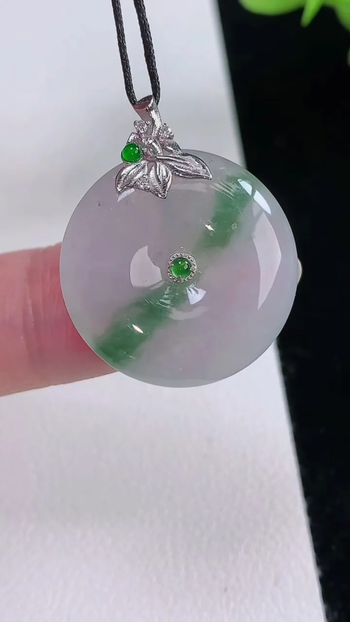 天然A货翡翠平安扣吊坠，尺寸22.3-4.6，重量:5.12g
8月24日