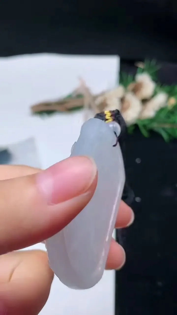 天然A货翡翠白冰山水牌吊坠，尺寸51.9-39-6.2，重量:32.84g
8月24日