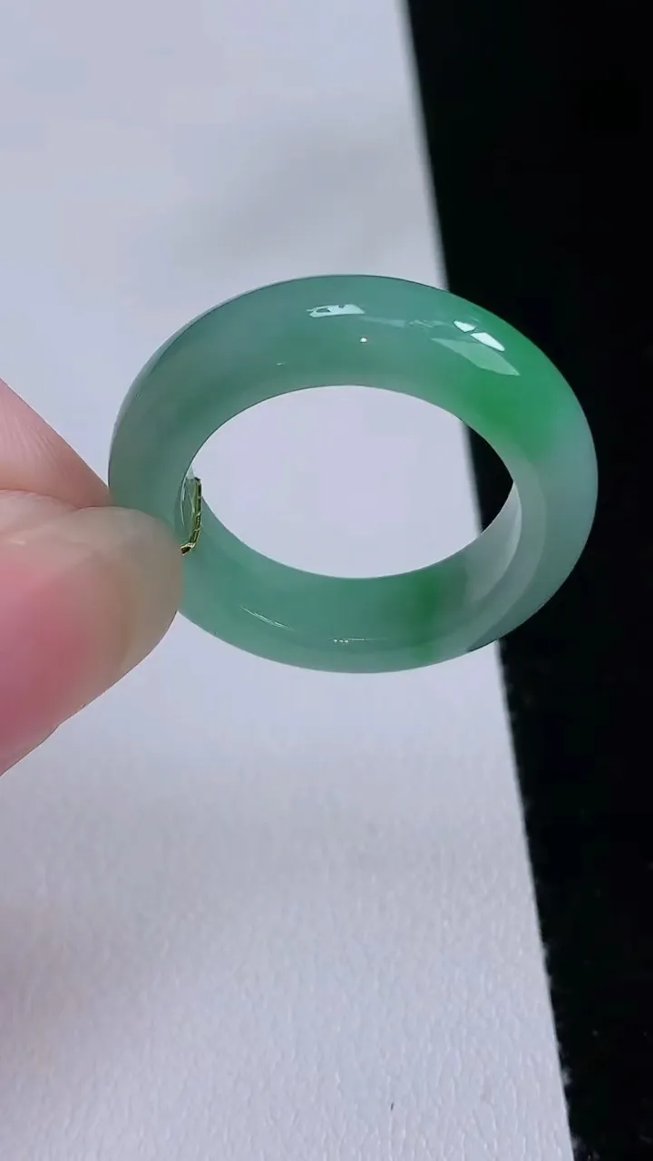 天然A货翡翠戒指指环，尺寸19-6-3.8，重量:5.49g2025年8月24日
工厂直销收藏佳品,种好水足，色泽均匀，有种有色，上手高大气！