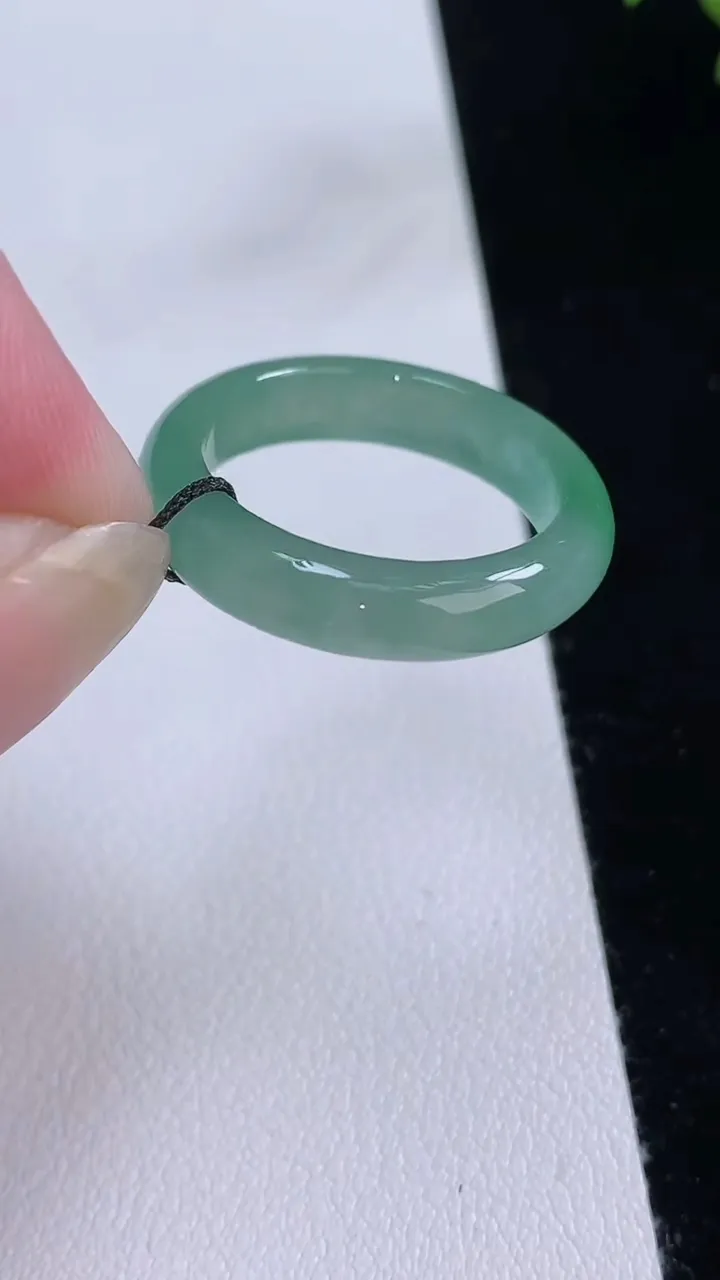 天然A货翡翠戒指指环，尺寸19.4-4.8-3，重量:3.40g2025年8月24日
工厂直销收藏佳品,种好水足，色泽均匀，有种有色，上手高大气！
