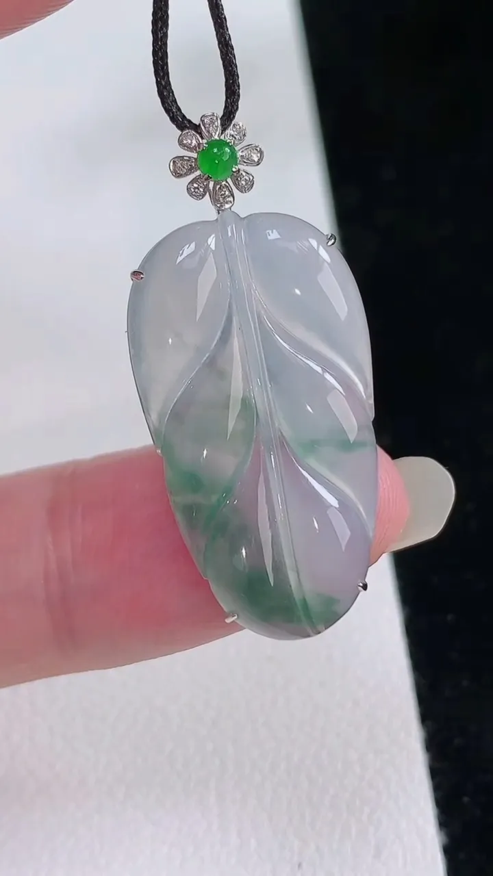 天然A货翡翠种飘花金枝玉叶 叶子吊坠，尺寸33.4-27-15-4.5，重量:2.54g
8月24日