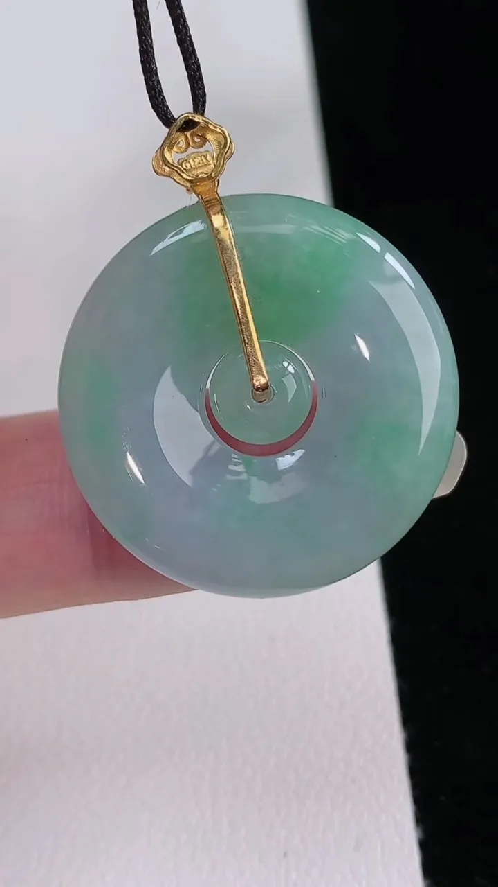 天然A货翡翠母子平安扣吊坠，尺寸27.2-4.6，重量:7.88g
8月24日