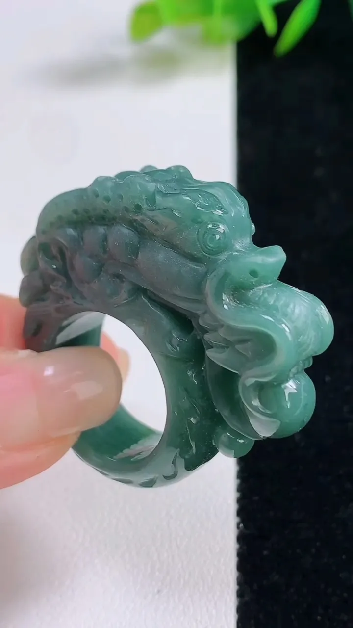 天然A货翡翠蓝水祥龙指环扳指，尺寸19.5-42.8-11.6，重:28.87g2025年8月24日
工厂直销收藏佳品,种好水足，色泽均匀，有种有色，上手高大气！