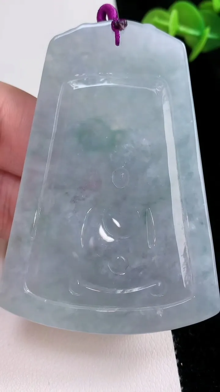 天然A货翡翠大势至观音菩萨吊坠，尺寸69.4-49.2-5.4，重量:38.44g
8月24日
