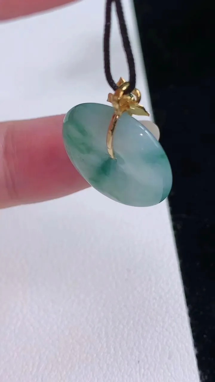 天然A货翡翠种飘花平安扣吊坠，尺寸19.7-3.8，重量:3.38g
8月24日