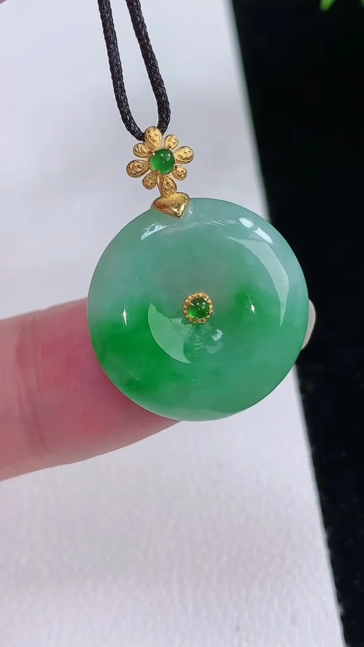 天然A货翡翠平安扣吊坠，尺寸19.2-4.3，重量:3.60g
8月24日