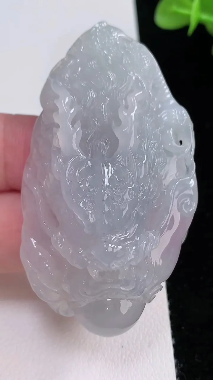 天然A货翡翠龙牌吊坠，尺寸62.6-35.5-13.8，重量:33.81g
8月24日