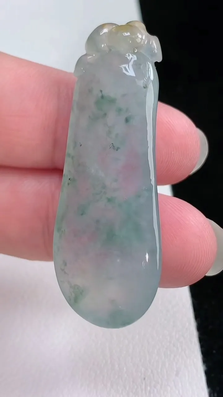 天然A货翡翠冰种飘花福瓜吊坠，尺寸46.5-17.5-6.4，重量:10.91g
8月24日