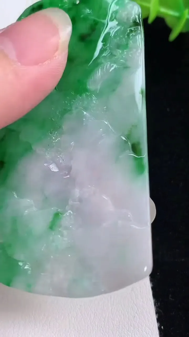 天然A货翡翠山水牌吊坠，尺寸68.6-41-4.5，重量:28.99g
8月24日