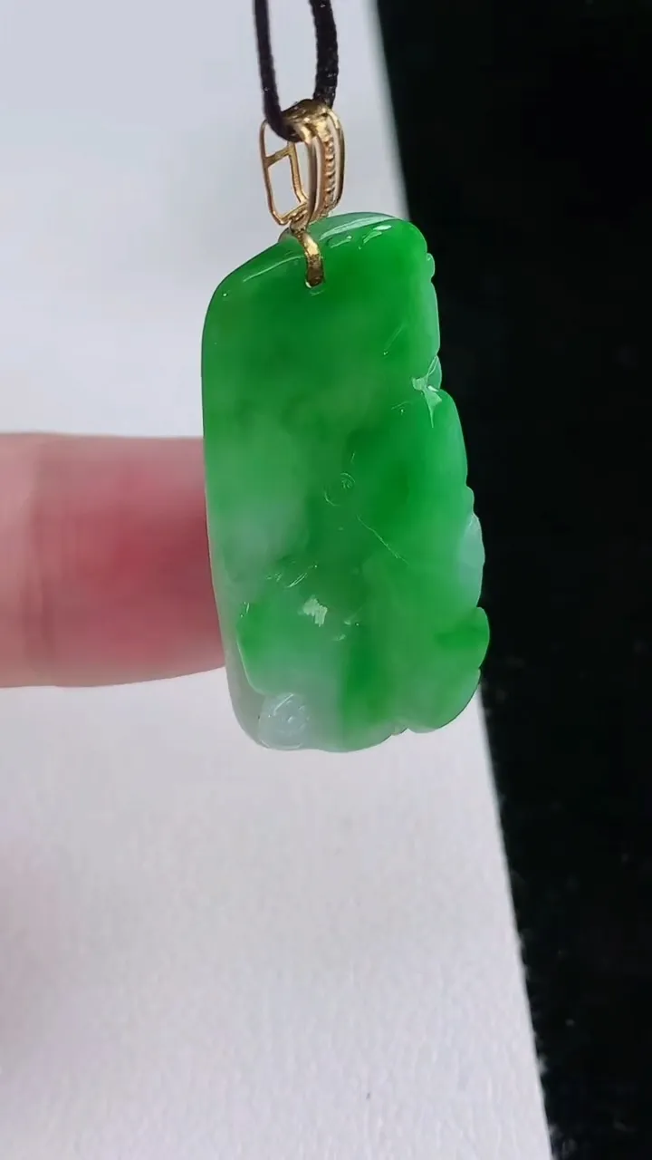 天然A货翡翠和和美美 荷叶吊坠，尺寸31.2-14.7-6.2，重量:5.08g
8月24日