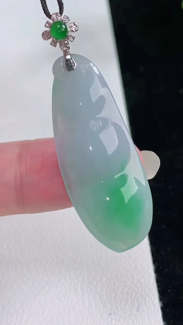天然A货翡翠福豆吊坠，尺寸37-14.6-5.4，重量:4.74g
8月24日