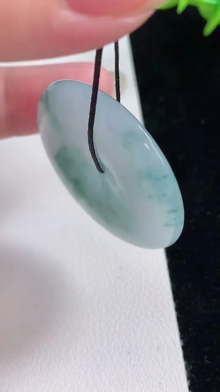天然A货翡翠飘花平安扣吊坠，尺寸38-5.6，重量:18.25g
8月24日