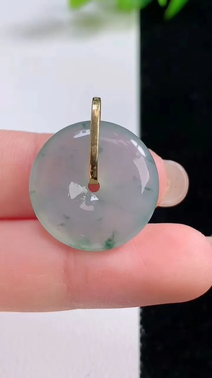 天然A货翡翠种飘花平安扣吊坠，尺寸21-5.3，重量:5.46g
8月25日