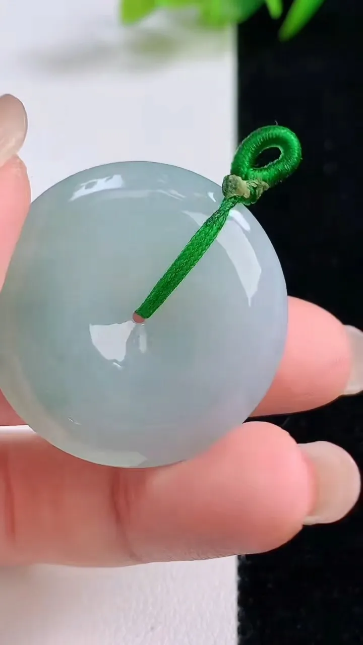 天然A货翡翠平安扣吊坠，尺寸32-5.7，重量:12.66g
8月25日