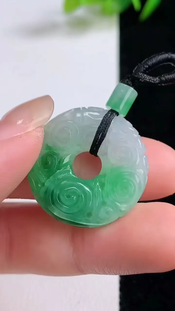 天然A货翡翠雕花平安环吊坠，尺寸24.8-5.3，重:5.85g
8月25日