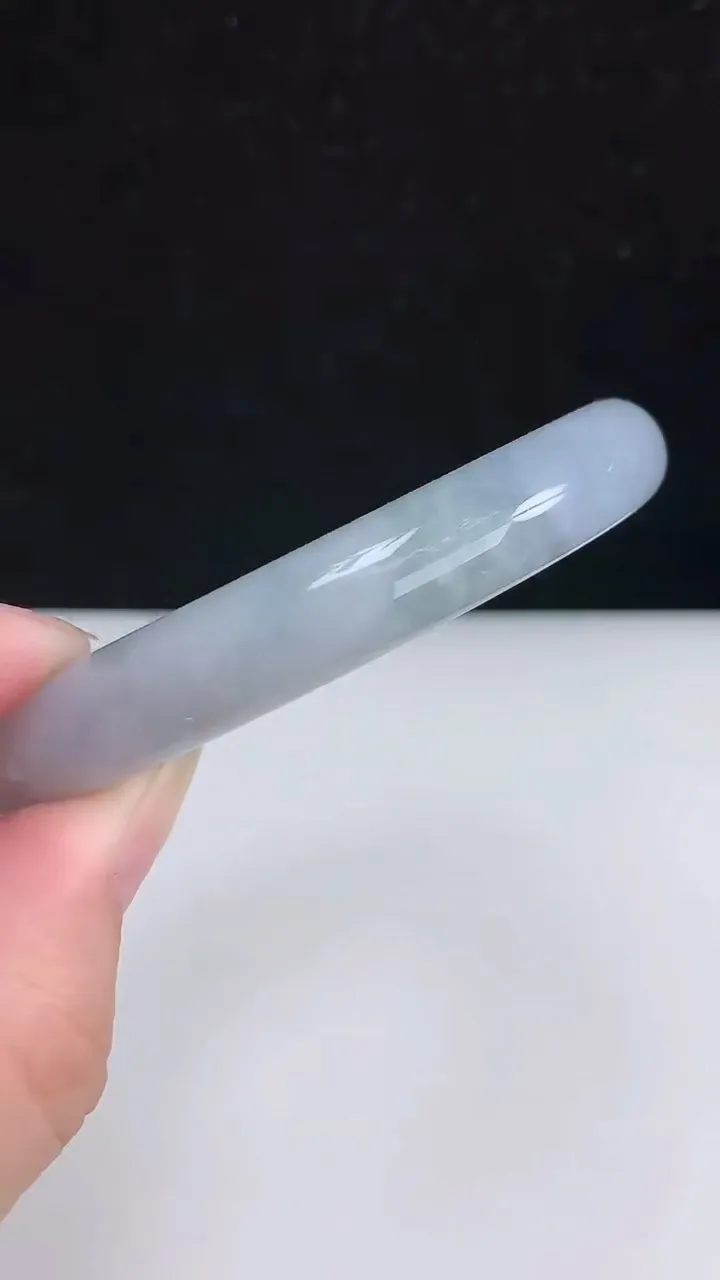 天然A货翡翠紫罗兰飘花圆条手镯，尺寸56-10.5，重:58.99g
8月25日