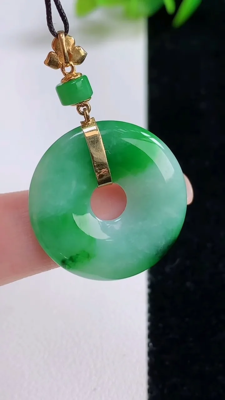天然A货翡翠平安环吊坠，尺寸25-4，重量:5.78g
8月25日