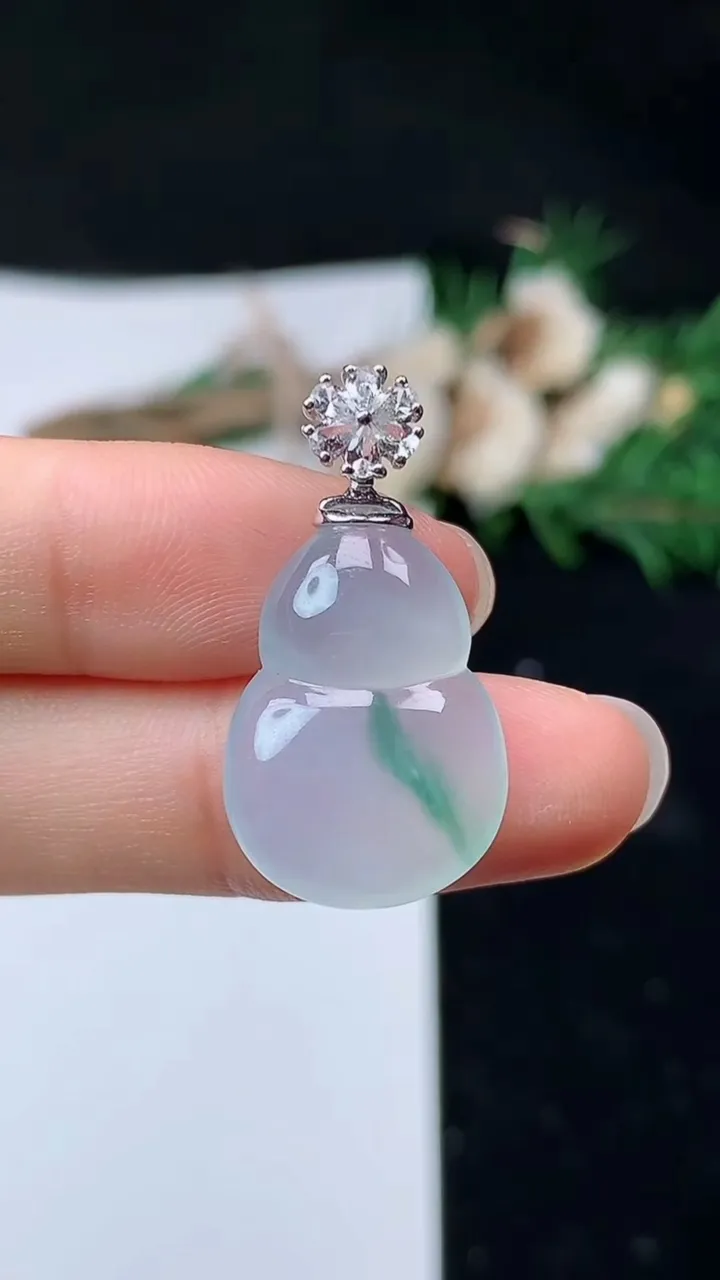 天然A货翡翠葫芦吊坠，尺寸21.6-15.5-5.5，重量:3.69g
8月25日