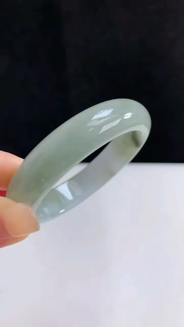 圈口51-52翡翠a货飘花宽边手镯尺寸51.7-13-7.2，重:47.15g8月25日