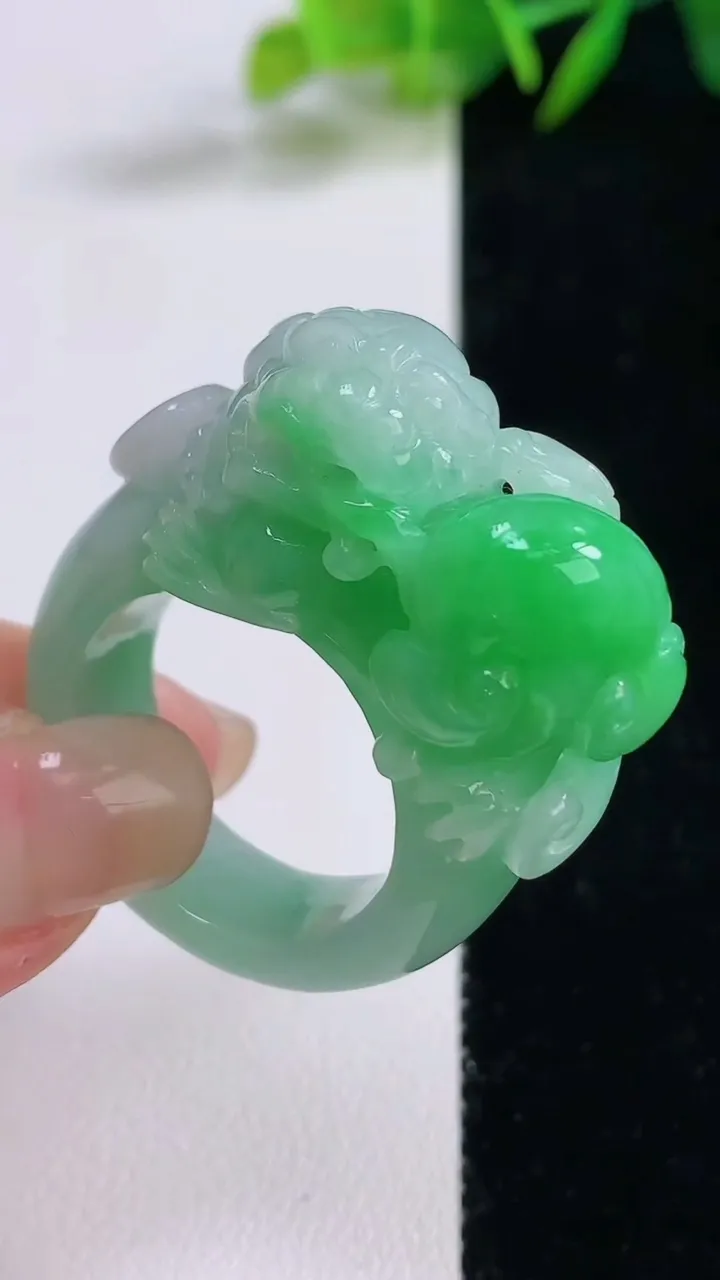 天然A货翡翠麒麟指环扳指，尺寸21.5-29.5-18.3，重量:24.47g2025年8月25日
工厂直销收藏佳品,种好水足，色泽均匀，有种有色，上手高大气！