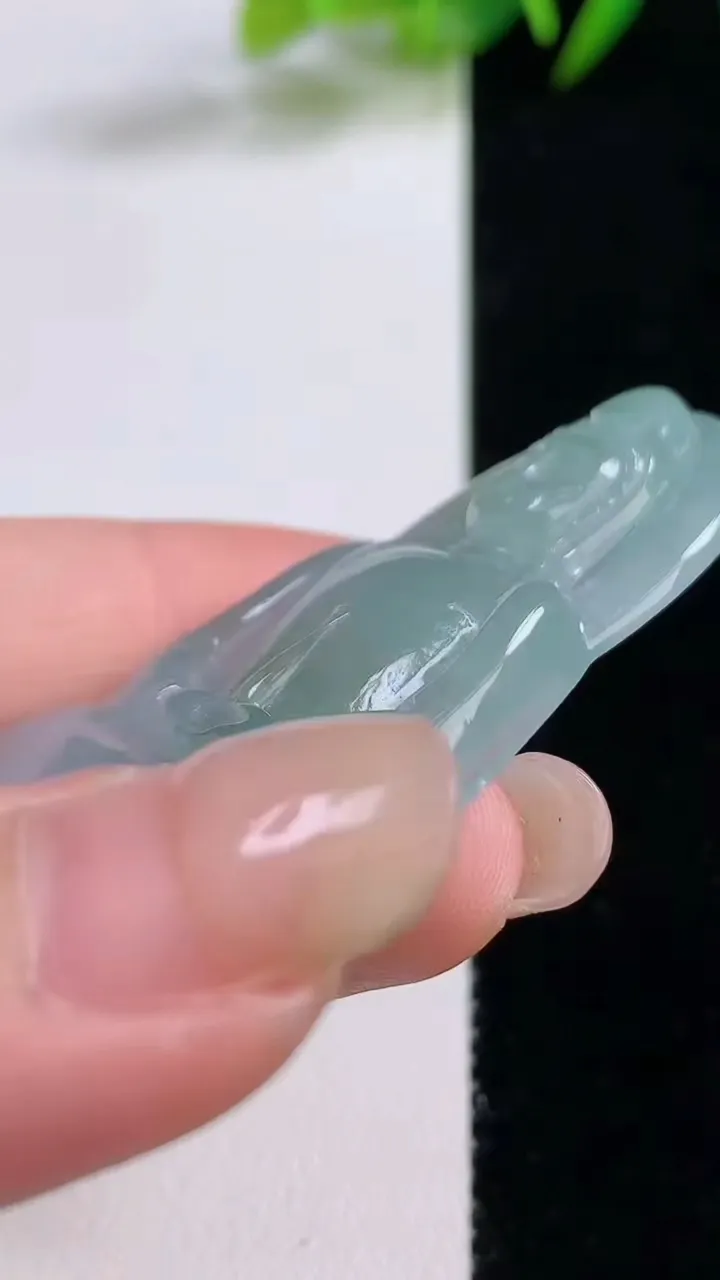 天然A货翡翠观音菩萨吊坠，尺寸52.4-32.2-5.5，重量:16.26g
8月25日