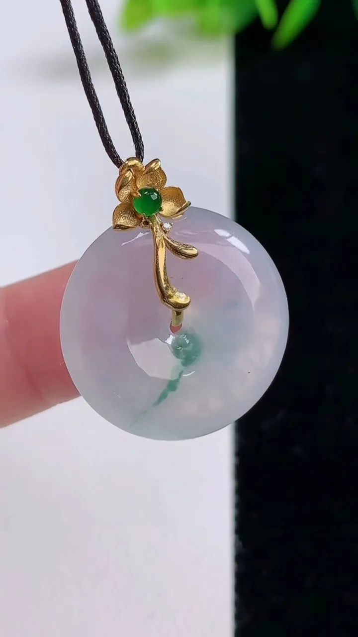 天然A货翡翠种飘花平安扣吊坠，尺寸22-5.8，重量:6.07g
8月25日