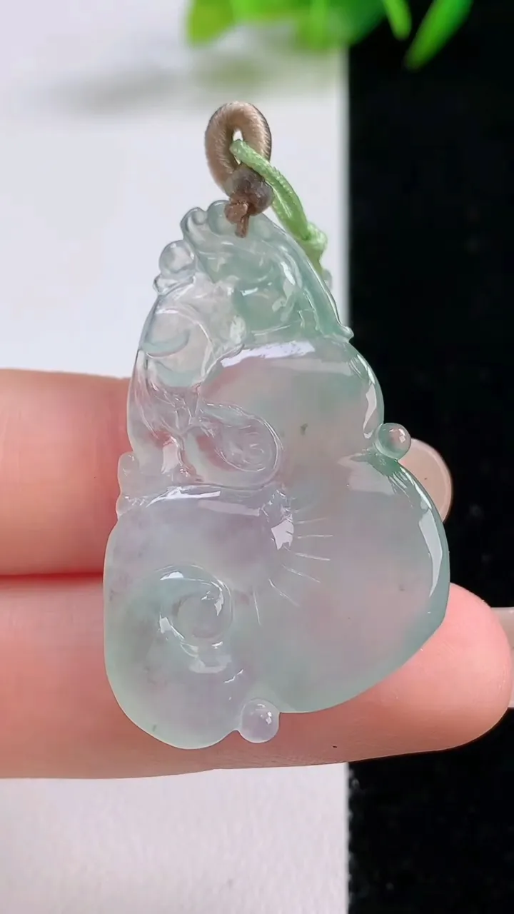 天然A货翡翠冰种飘花如意吊坠，尺寸37.5-25.4-5.4，重量:6.35g
8月25日