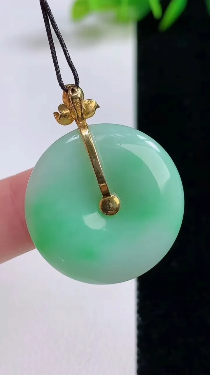 天然A货翡翠平安扣吊坠，尺寸26.2-4.6，重量:7.50g
8月25日