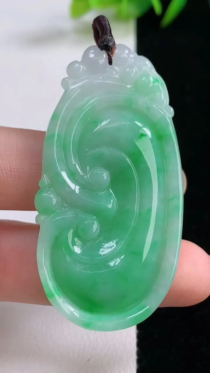 天然A货翡翠如意吊坠，尺寸53.8-27.5-6，重量:16.67g
8月25日