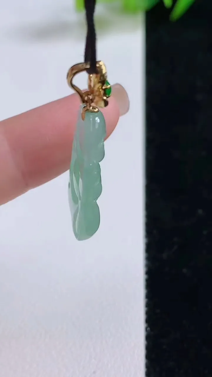 天然A货翡翠布袋佛吊坠，尺寸23.8-14.3-3.8，重量:3.10g
8月25日