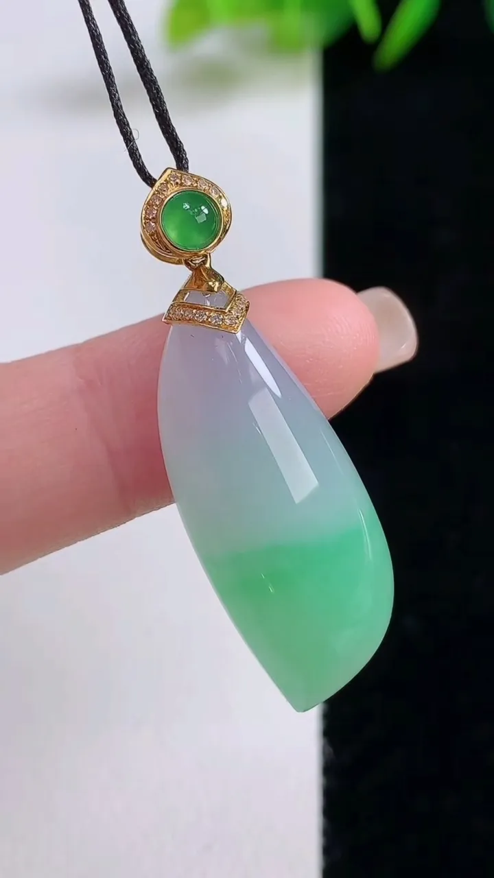 天然A货翡翠随形，尺寸29.7-12.4-7，重量:5.37g
8月25日