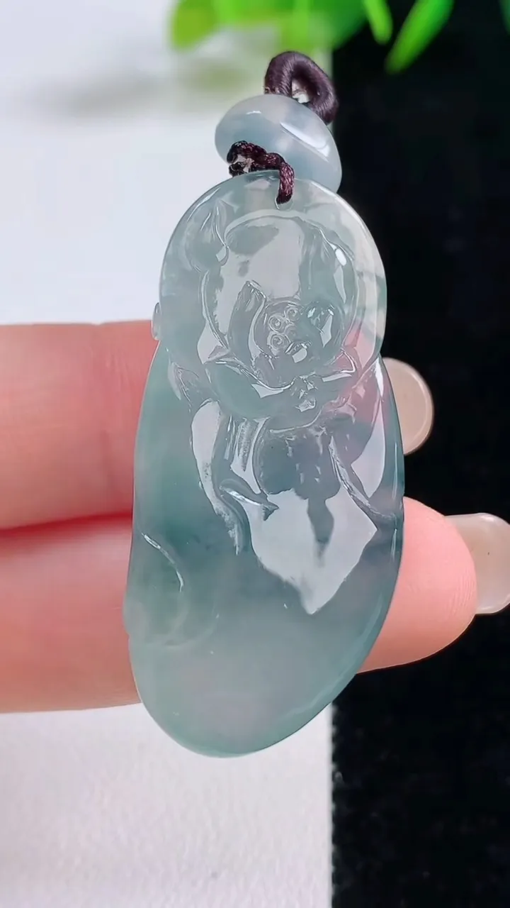 天然A货翡翠冰种飘花财神爷吊坠，尺寸41.5-18-10.8，重量:15.30g
8月25日