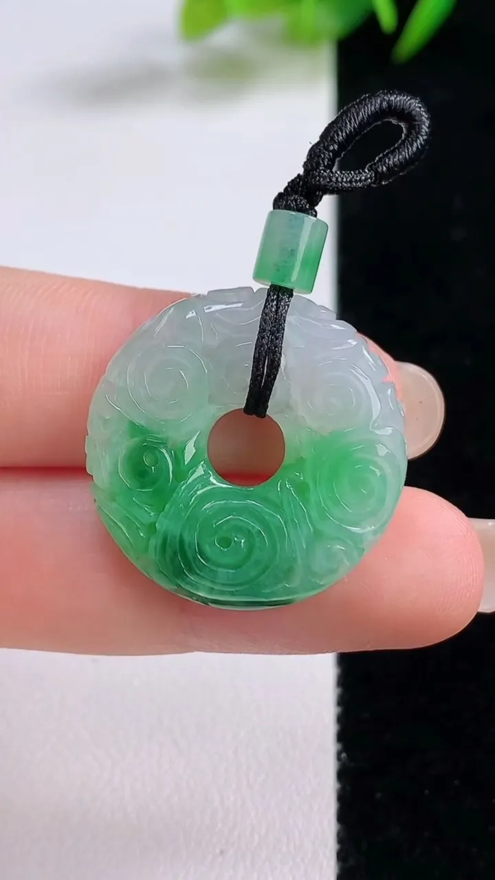 天然A货翡翠雕花平安环吊坠，尺寸24.8-5.3，重:5.85g
8月25日