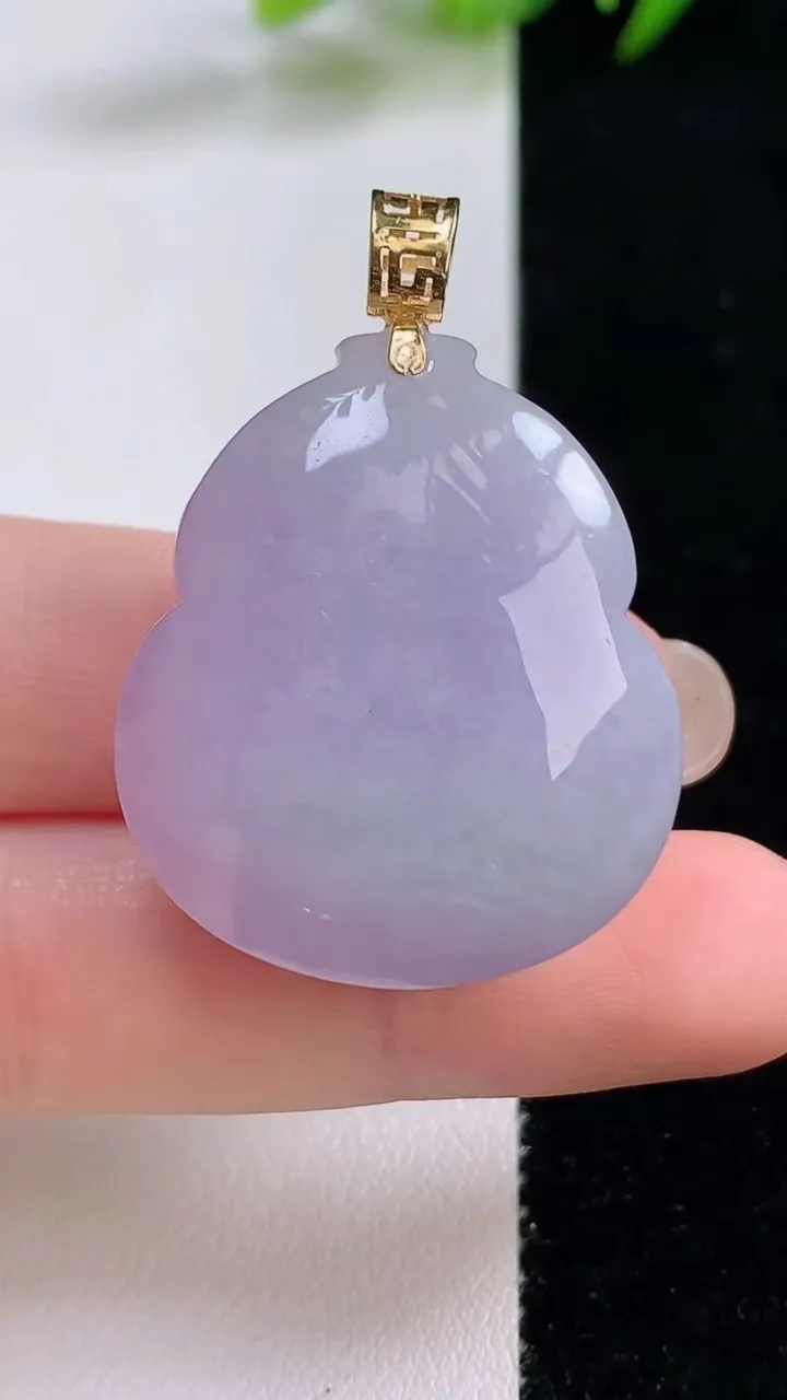 天然A货翡翠18k金紫罗兰葫芦吊坠，尺寸32-27.5-13，重量:21.06g
8月25日