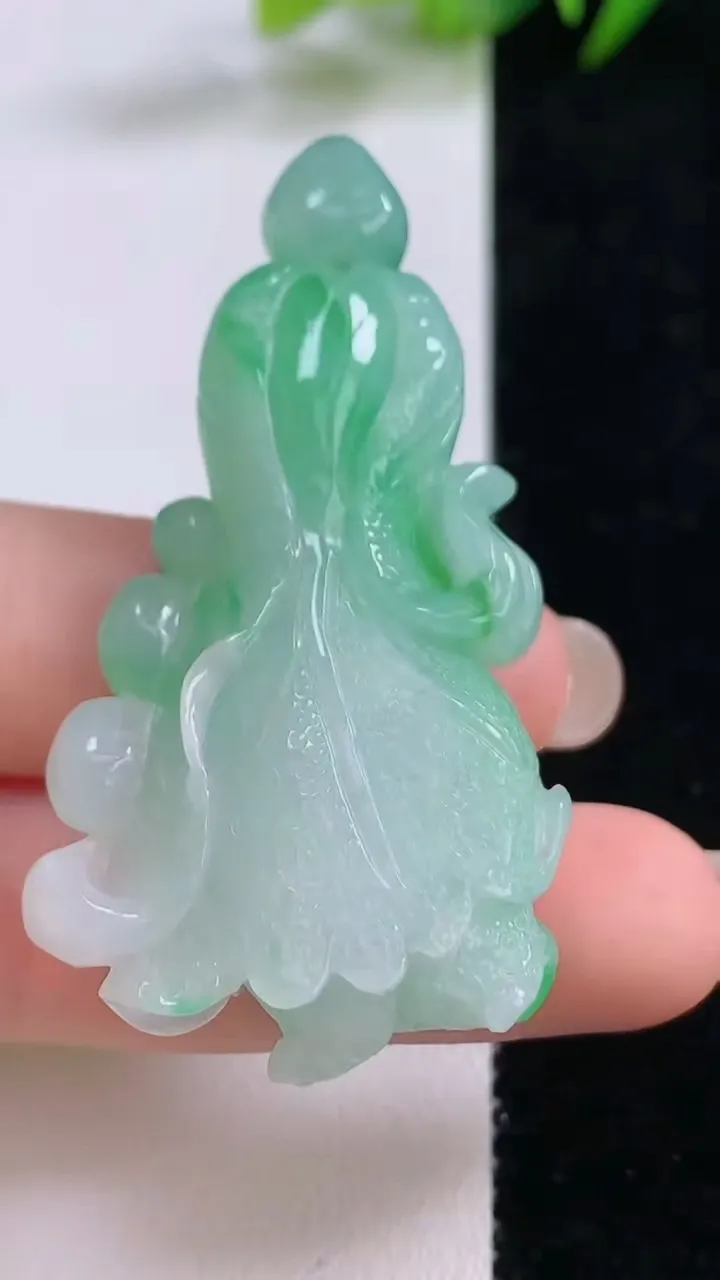 天然A货翡翠白菜吊坠，尺寸55-29-13.3，重:25.12g
8月25日