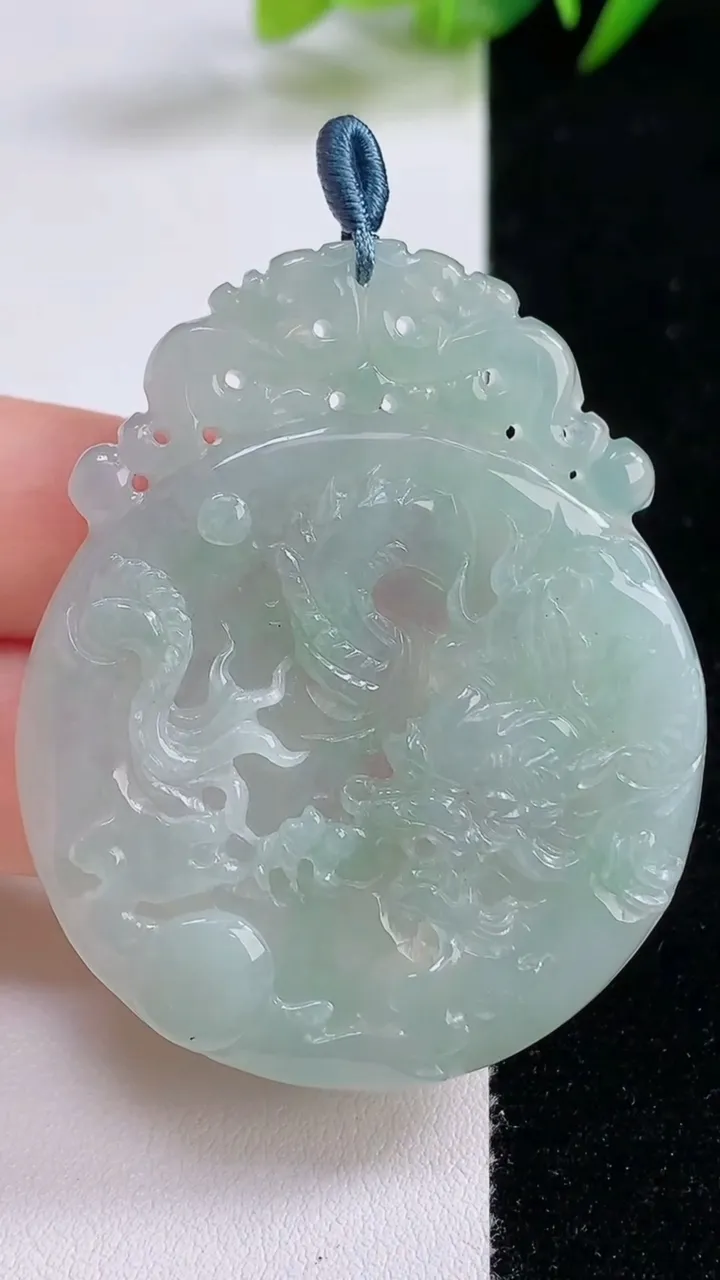 天然A货翡翠龙牌吊坠，尺寸51.7-43.4-5.2，重量:22.38g
8月25日