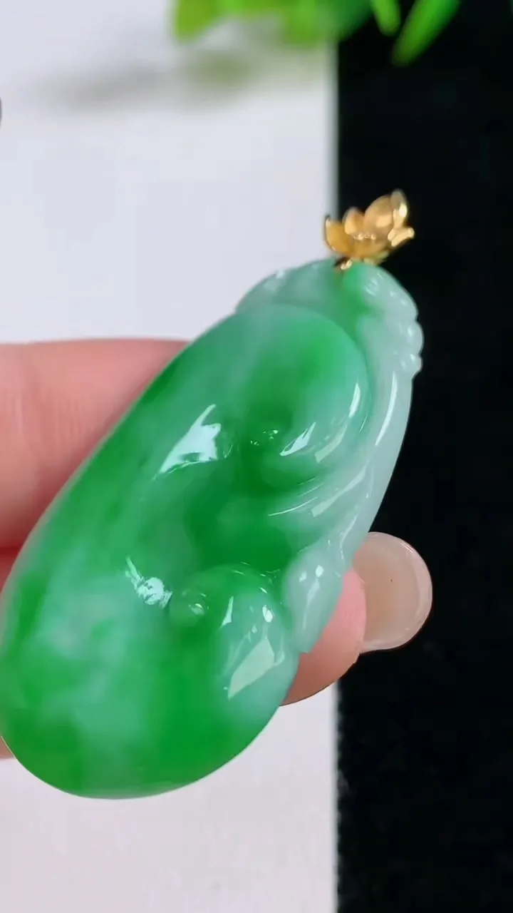 天然A货翡翠如意吊坠，尺寸43-22.5-4.8，重量:9.40g
8月25日