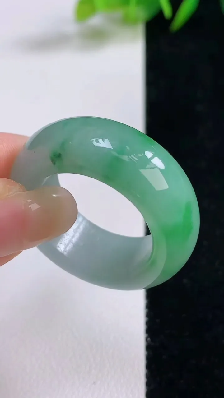 天然A货翡翠指环扳指，尺寸22.6-11-5.7，重量:17.00g2025年8月25日
工厂直销收藏佳品,种好水足，色泽均匀，有种有色，上手高大气！
