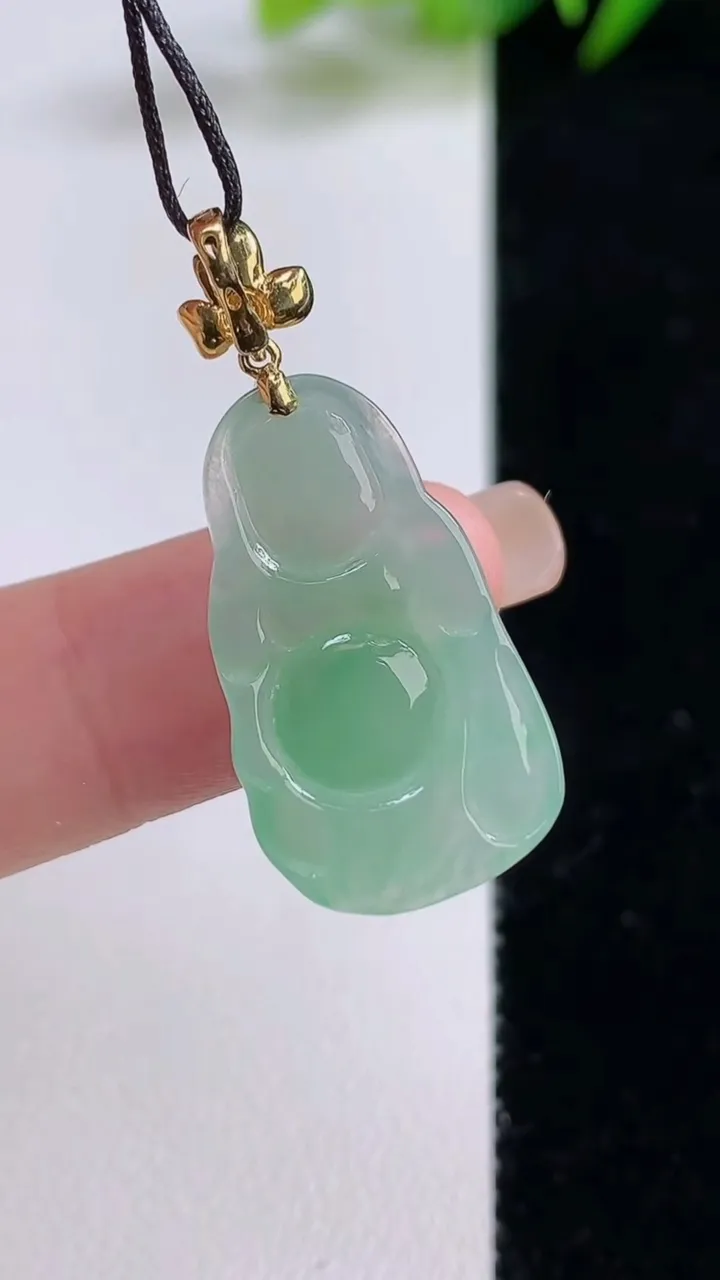 天然A货翡翠布袋佛吊坠，尺寸23.8-14.3-3.8，重量:3.10g
8月25日